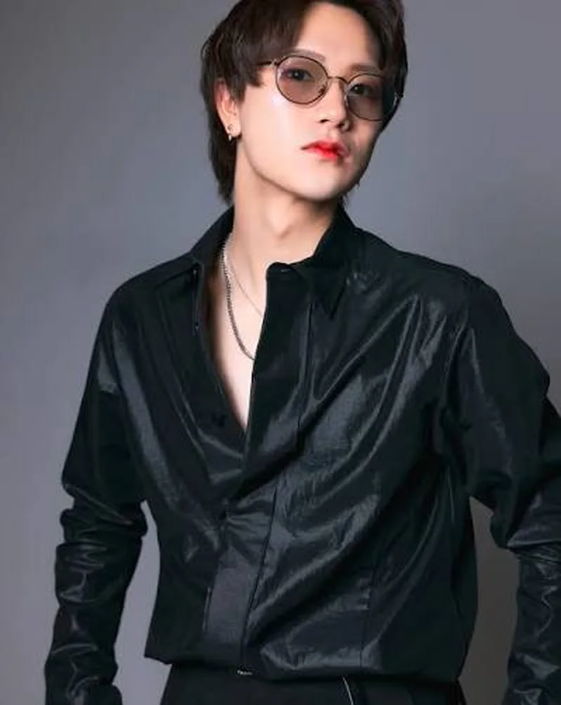 黒いシャツとサングラスを身につけたひろぴーのポートレート